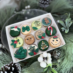 Weihnachtlich dekorierte Macarons